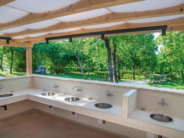 Istra Sunny Tent in Lanterna Premium Camping Resort 4* : photo 2 de la chambre tente standard