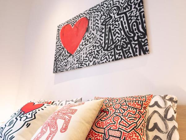 tHE Keith Haring Room - Private Bedroom : photo 5 de la chambre chambre double avec salle de bains privative