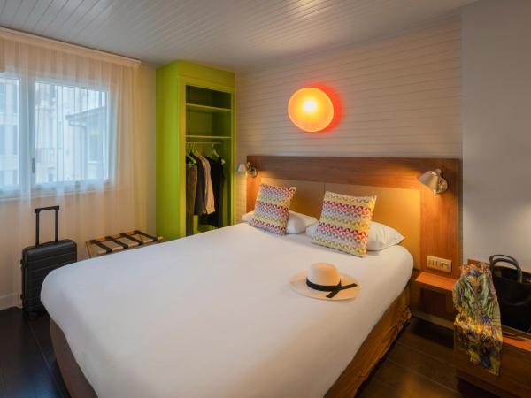 Campanile Annecy Centre - Gare : photo 3 de la chambre chambre nouvelle génération - 1 lit double 2 lits simples