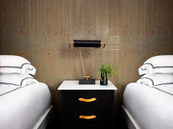 Kimpton Palladian Hotel, an IHG Hotel : photo 1 de la chambre chambre avec 2 lits queen-size et baignoire accessible aux personnes à mobilité réduite