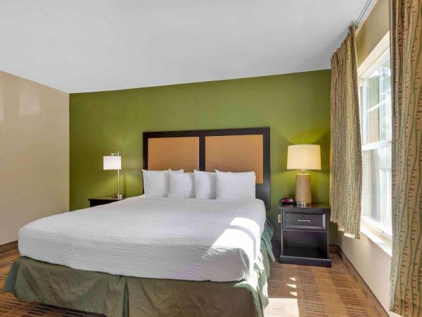 Extended Stay America Suites - Phoenix - Midtown : photo 1 de la chambre studio de luxe avec 1 lit king-size - non-fumeurs