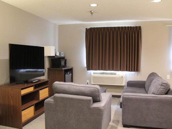 Super 8 by Wyndham Kamloops On The Hill : photo 2 de la chambre king studio suite with hot tub - non-smoking