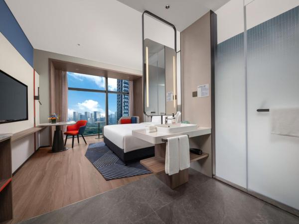 Holiday Inn Express Shenzhen Futian Center, an IHG Hotel : photo 5 de la chambre standard king room with extra floor space