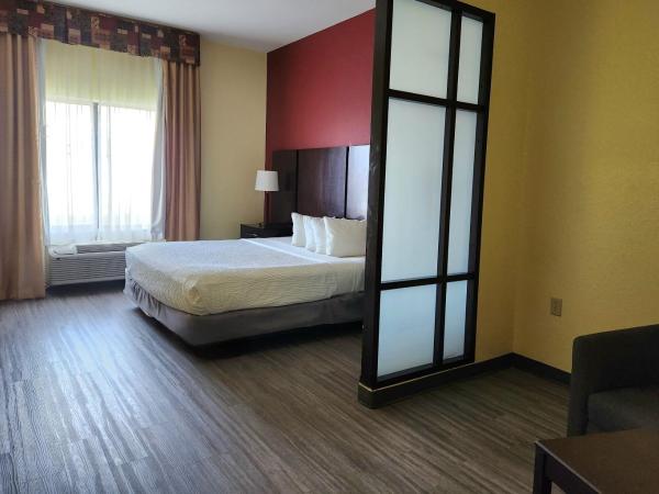 Days Inn & Suites by Wyndham Houston / West Energy Corridor : photo 2 de la chambre suite lit king-size avec coin cuisine - non-fumeurs