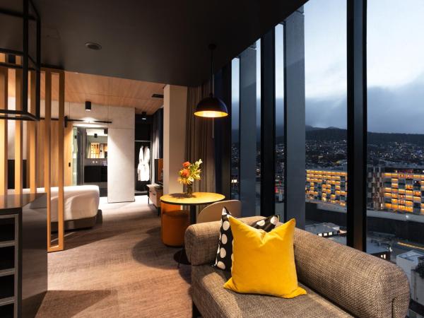 Mövenpick Hotel Hobart : photo 5 de la chambre nipaluna suite city views with one king bed