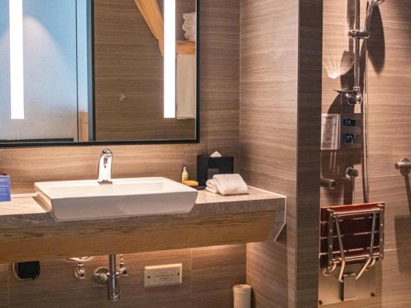 DoubleTree by Hilton Hotel Shenzhen Longhua, Near Huawei, Foxcnn, Shenzhen North Railway, Uniwalk & Uniworld Shopping Mall, Sam's Club : photo 5 de la chambre chambre lit king-size - accessible aux personnes à mobilité réduite 