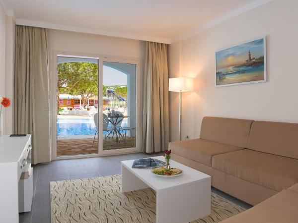 Batıhan Beach Resort & Spa : photo 3 de la chambre chambre familiale select avec accès piscine
