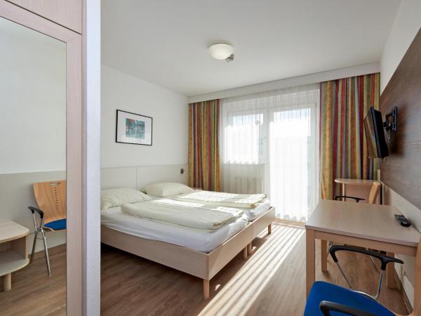 Hotel Kolping Wien Zentral : photo 1 de la chambre chambre double de luxe avec vue sur cour