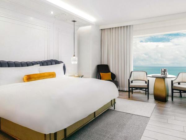The Ritz-Carlton, South Beach : photo 2 de la chambre chambre avec 1 lit king-size - vue partielle sur océan