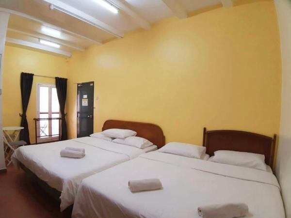 Heeren Inn Melaka : photo 1 de la chambre chambre familiale - vue sur jardin