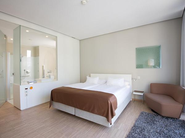 Hotel Am Domplatz - Adult Only : photo 2 de la chambre chambre lit king-size avec douche accessible en fauteuil roulant - adaptée aux personnes à mobilité réduite