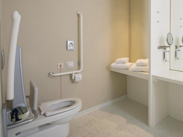 Hotel Am Domplatz - Adult Only : photo 4 de la chambre chambre lit king-size avec douche accessible en fauteuil roulant - adaptée aux personnes à mobilité réduite