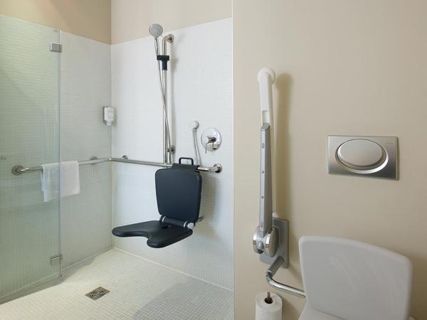 Hotel Am Domplatz - Adult Only : photo 5 de la chambre chambre lit king-size avec douche accessible en fauteuil roulant - adaptée aux personnes à mobilité réduite