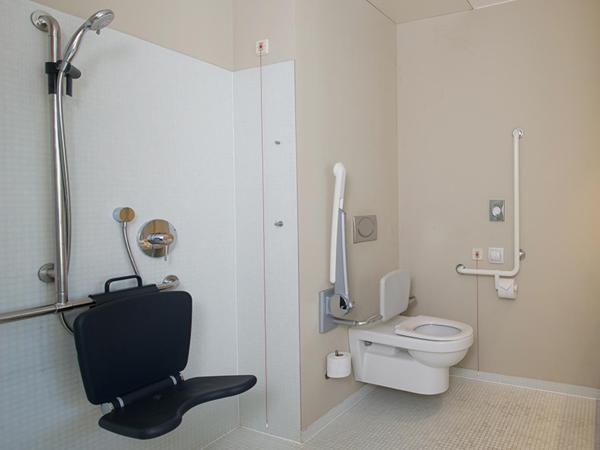 Hotel Am Domplatz - Adult Only : photo 6 de la chambre chambre lit king-size avec douche accessible en fauteuil roulant - adaptée aux personnes à mobilité réduite