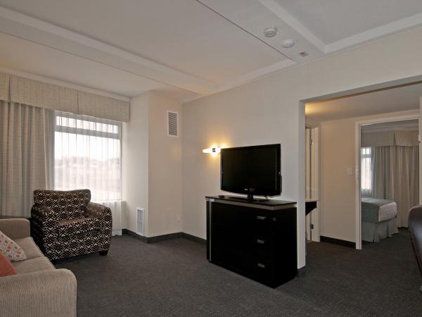 Coast Kamloops Hotel & Conference Centre : photo 2 de la chambre suite lit king-size premium coast avec salon