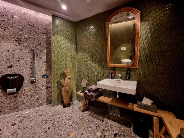 Unique Boutique Hotel Antibes Juan-les-Pins : photo 5 de la chambre chambre lit king-size avec douche accessible en fauteuil roulant - adaptée aux personnes à mobilité réduite