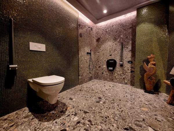 Hotel Unique : photo 5 de la chambre chambre lit king-size avec douche accessible en fauteuil roulant - adaptée aux personnes à mobilité réduite