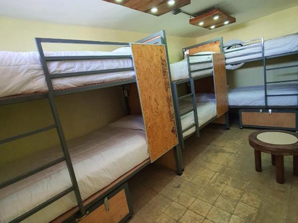 Hostalgia : photo 2 de la chambre dortoir pour femmes de 6 lits