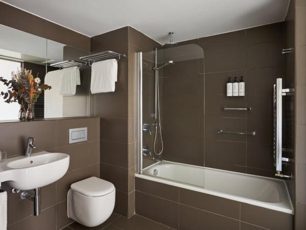 voco Madrid Retiro, an IHG Hotel : photo 1 de la chambre suite lit king-size avec canapé-lit