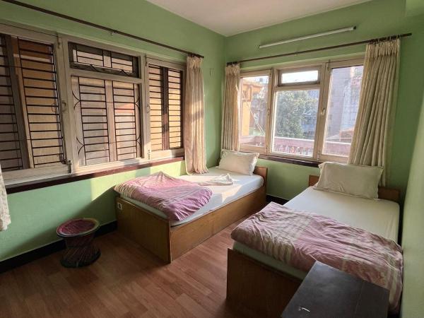 Hotel Sweet Dreams thamel kathmandu : photo 1 de la chambre chambre lits jumeaux avec salle de bains commune