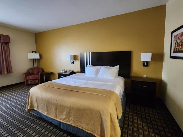 Days Inn & Suites by Wyndham Sam Houston Tollway : photo 6 de la chambre king suite with mobility access and bathtub with grab bars, non-smoking