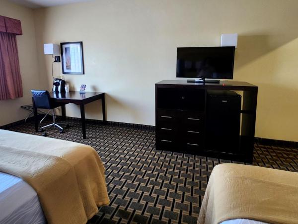 Days Inn & Suites by Wyndham Sam Houston Tollway : photo 7 de la chambre queen room with two queen beds, mobility access and bathtub with grab bars, non-smoking