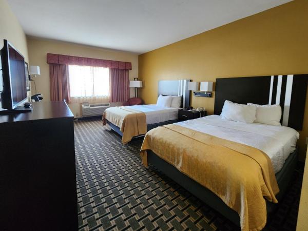 Days Inn & Suites by Wyndham Sam Houston Tollway : photo 5 de la chambre queen room with two queen beds, mobility access and bathtub with grab bars, non-smoking