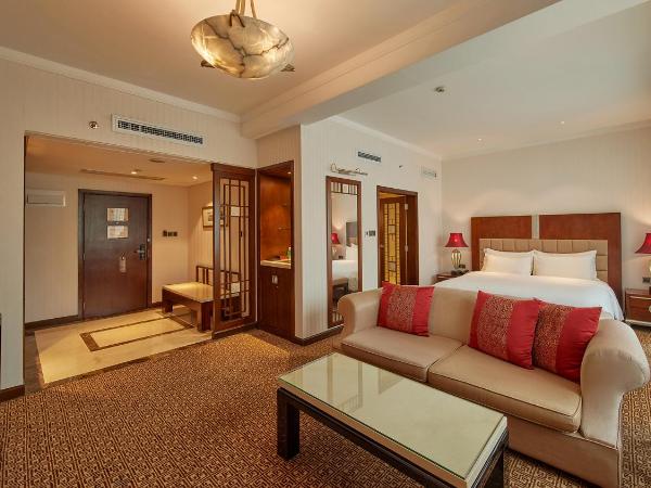 Dong Fang Hotel Guangzhou- Free Shuttle Bus to Canton Fair Complex & Overseas Buyer Registration Services during Canton Fair Period : photo 1 de la chambre chambre premier lit king-size - vue sur jardin - non-fumeurs