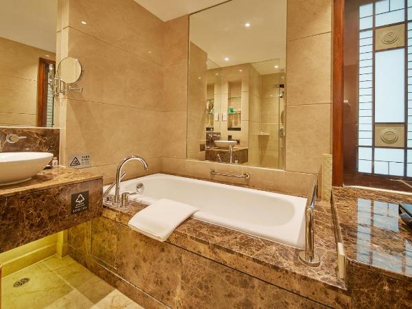 Dong Fang Hotel Guangzhou- Free Shuttle Bus to Canton Fair Complex & Overseas Buyer Registration Services during Canton Fair Period : photo 3 de la chambre chambre de luxe lit king-size - non-fumeurs