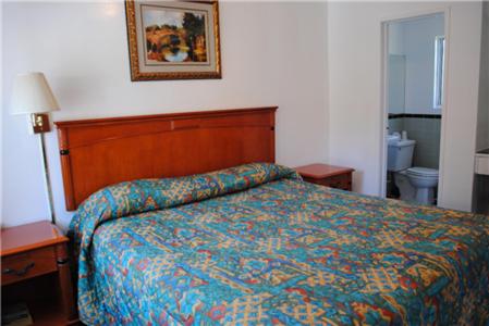 Rose Bowl Motel : photo 7 de la chambre chambre lit king-size - non-fumeurs