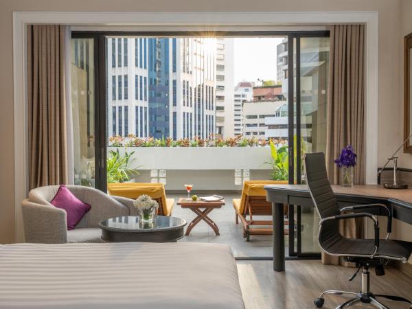 Boulevard Hotel Bangkok Sukhumvit : photo 2 de la chambre chambre lit king-size avec terrasse - vue sur ville