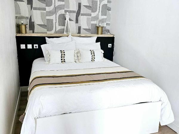 La Maison Grivolas Appartements et Maison d'hôtes : photo 7 de la chambre appartement - vue sur piscine