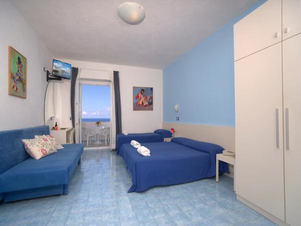 Hotel Imperamare : photo 3 de la chambre chambre triple avec balcon