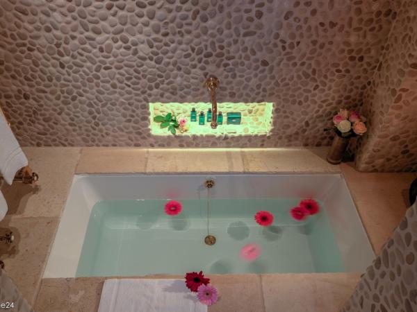 Exclusive Suites The Secret Garden : photo 7 de la chambre suite junior - vue sur canal