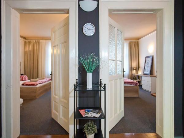 Stodolní Apartment : photo 3 de la chambre chambre double avec salle de bains commune