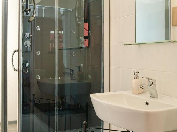 Stodolní Apartment : photo 6 de la chambre chambre double avec salle de bains commune