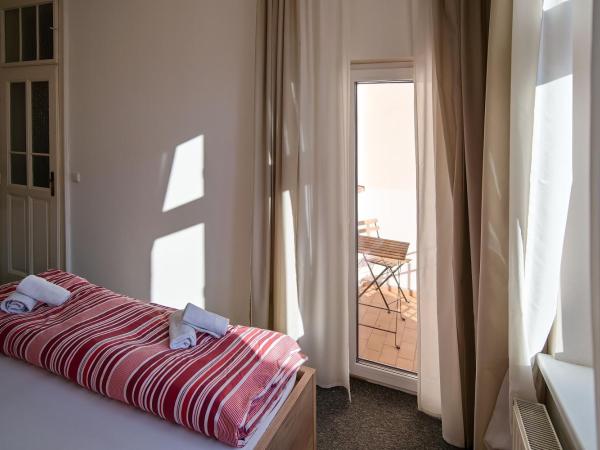 Stodolní Apartment : photo 2 de la chambre chambre double avec salle de bains commune