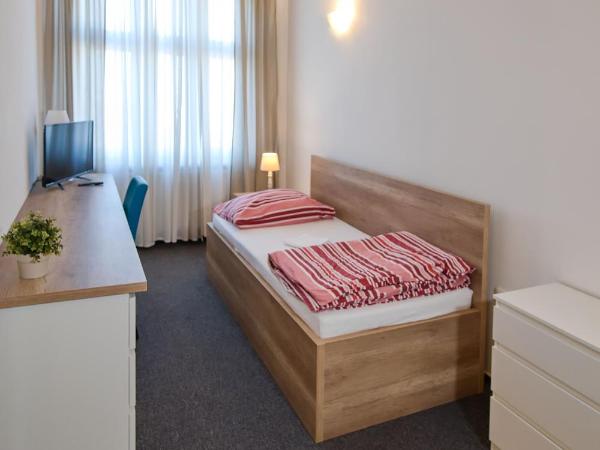 Stodolní Apartment : photo 5 de la chambre chambre familiale avec salle de bains commune