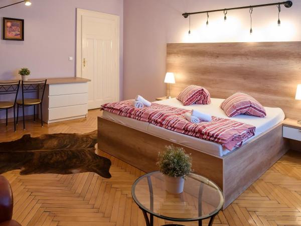 Stodolní Apartment : photo 2 de la chambre chambre quadruple avec salle de bains commune