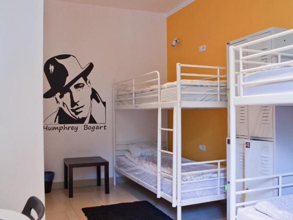 Pepe Hostel : photo 4 de la chambre chambre quadruple avec salle de bains commune
