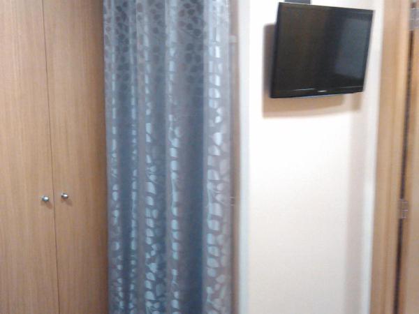 Hostal Bisbal ONLY ADULTS NO AC : photo 1 de la chambre single room with private bathroom and no window