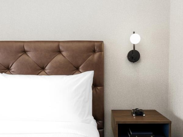 Four Points by Sheraton Kelowna Airport : photo 1 de la chambre premium 1 king