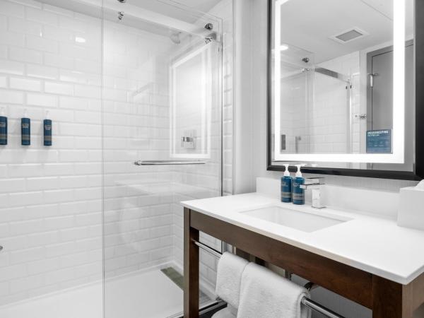 Four Points by Sheraton Kelowna Airport : photo 6 de la chambre premium deluxe, 1 king, 1 sofa bed