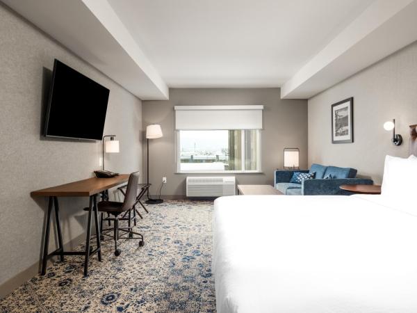 Four Points by Sheraton Kelowna Airport : photo 1 de la chambre premium deluxe, 1 king, 1 sofa bed
