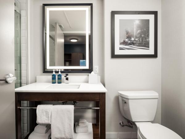 Four Points by Sheraton Kelowna Airport : photo 5 de la chambre premium deluxe, 1 king, 1 sofa bed