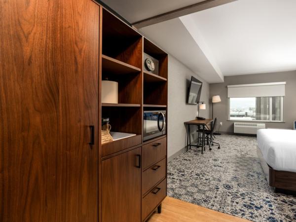 Four Points by Sheraton Kelowna Airport : photo 4 de la chambre premium deluxe, 1 king, 1 sofa bed