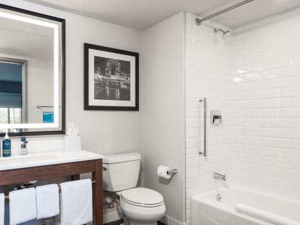 Four Points by Sheraton Kelowna Airport : photo 4 de la chambre premium 1 bedroom suite, 1 king, 1 sofa bed