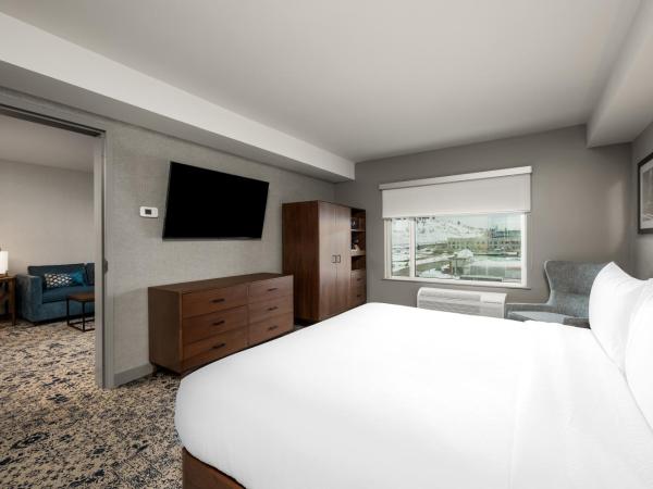 Four Points by Sheraton Kelowna Airport : photo 10 de la chambre premium 1 bedroom suite, 1 king, 1 sofa bed