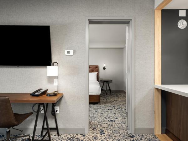 Four Points by Sheraton Kelowna Airport : photo 9 de la chambre premium 1 bedroom suite, 1 king, 1 sofa bed