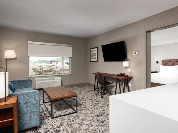 Four Points by Sheraton Kelowna Airport : photo 8 de la chambre premium 1 bedroom suite, 1 king, 1 sofa bed